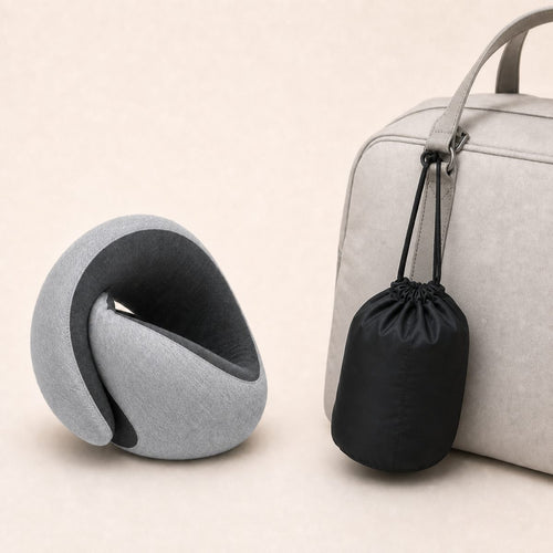 Dormio Cocoon Hellgrau mit geschlossenem Transportbeutel am Handgepäck
