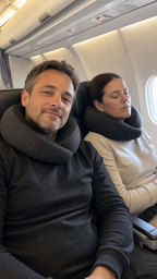 Zwei Reisende schlafen entspannt mit dem Dormio Cocoon Nackenkissen